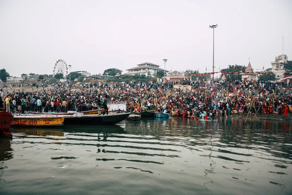 Varanasi Hindistan 14 Kasım 2018 Kızılderililer insanlar katılıyor ve gecenin gündoğumu sırasında Dev Deepavali Ganj Nehri kıyısında kutluyor bilinmeyenli görünümünü