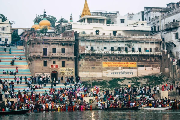 Varanasi Hindistan 14 Kasım 2018 Kızılderililer insanlar katılıyor ve gecenin gündoğumu sırasında Dev Deepavali Ganj Nehri kıyısında kutluyor bilinmeyenli görünümünü