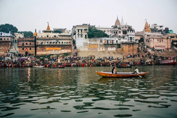 Varanasi Hindistan 14 Kasım 2018 Kızılderililer insanlar katılıyor ve gecenin gündoğumu sırasında Dev Deepavali Ganj Nehri kıyısında kutluyor bilinmeyenli görünümünü