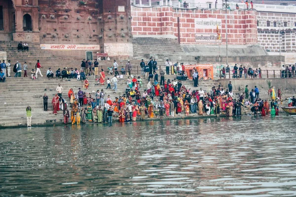 2018年11月14日 在日出期间 在恒河岸边参加并庆祝 Dev Deepavali 的印第安人的观点 — 图库照片