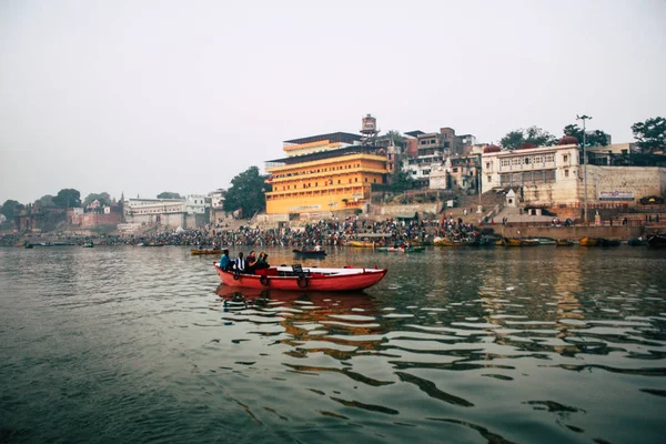 Varanasi Hindistan Kasım 2018 Kızılderililer Insanlar Katılıyor Gecenin Gündoğumu Sırasında — Stok fotoğraf