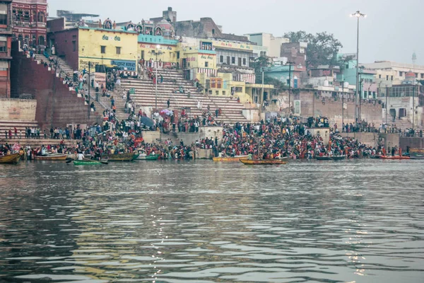 Varanasi Hindistan 14 Kasım 2018 Kızılderililer insanlar katılıyor ve gecenin gündoğumu sırasında Dev Deepavali Ganj Nehri kıyısında kutluyor bilinmeyenli görünümünü