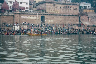 Varanasi Hindistan 14 Kasım 2018 Kızılderililer insanlar katılıyor ve gecenin gündoğumu sırasında Dev Deepavali Ganj Nehri kıyısında kutluyor bilinmeyenli görünümünü