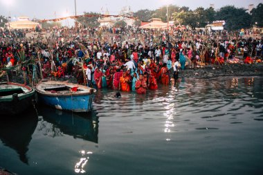Varanasi Hindistan 14 Kasım 2018 Kızılderililer insanlar katılıyor ve gecenin gündoğumu sırasında Dev Deepavali Ganj Nehri kıyısında kutluyor bilinmeyenli görünümünü