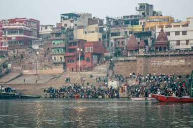 Varanasi Hindistan 14 Kasım 2018 Kızılderililer insanlar katılıyor ve gecenin gündoğumu sırasında Dev Deepavali Ganj Nehri kıyısında kutluyor bilinmeyenli görünümünü