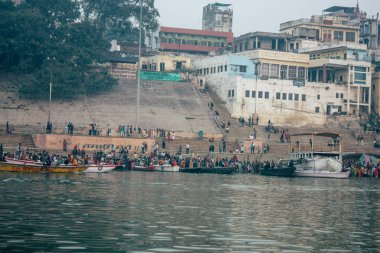 Varanasi Hindistan 14 Kasım 2018 Kızılderililer insanlar katılıyor ve gecenin gündoğumu sırasında Dev Deepavali Ganj Nehri kıyısında kutluyor bilinmeyenli görünümünü