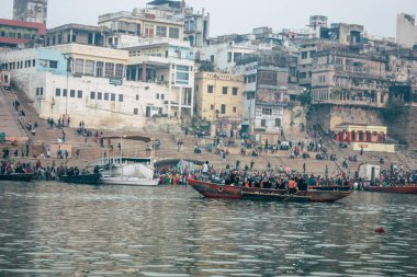 Varanasi Hindistan 14 Kasım 2018 Kızılderililer insanlar katılıyor ve gecenin gündoğumu sırasında Dev Deepavali Ganj Nehri kıyısında kutluyor bilinmeyenli görünümünü