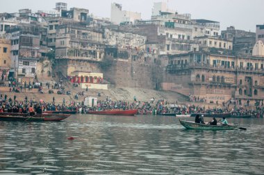 Varanasi Hindistan 14 Kasım 2018 Kızılderililer insanlar katılıyor ve gecenin gündoğumu sırasında Dev Deepavali Ganj Nehri kıyısında kutluyor bilinmeyenli görünümünü