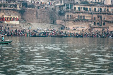 Varanasi Hindistan 14 Kasım 2018 Kızılderililer insanlar katılıyor ve gecenin gündoğumu sırasında Dev Deepavali Ganj Nehri kıyısında kutluyor bilinmeyenli görünümünü