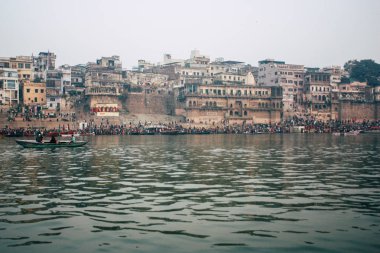 Varanasi Hindistan 14 Kasım 2018 Kızılderililer insanlar katılıyor ve gecenin gündoğumu sırasında Dev Deepavali Ganj Nehri kıyısında kutluyor bilinmeyenli görünümünü