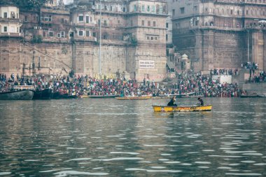 Varanasi Hindistan 14 Kasım 2018 Kızılderililer insanlar katılıyor ve gecenin gündoğumu sırasında Dev Deepavali Ganj Nehri kıyısında kutluyor bilinmeyenli görünümünü