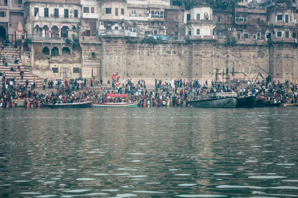 Varanasi Hindistan 14 Kasım 2018 Kızılderililer insanlar katılıyor ve gecenin gündoğumu sırasında Dev Deepavali Ganj Nehri kıyısında kutluyor bilinmeyenli görünümünü