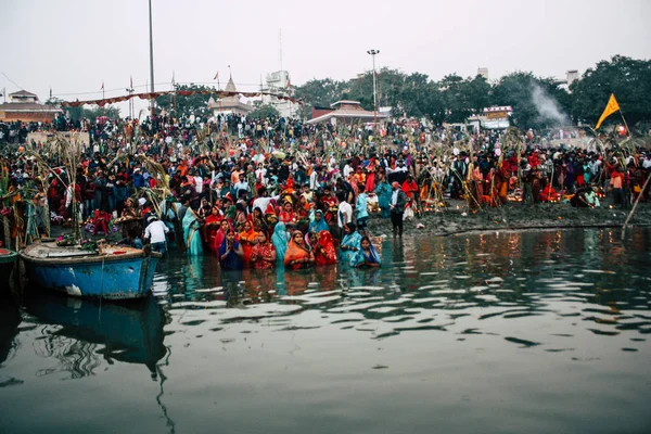 Varanasi India Noviembre 2018 Vista Los Indios Desconocidos Que Asisten — Foto de Stock