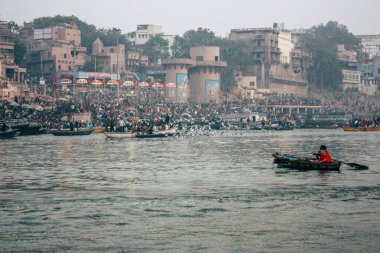 Varanasi Hindistan 14 Kasım 2018 Kızılderililer insanlar katılıyor ve gecenin gündoğumu sırasında Dev Deepavali Ganj Nehri kıyısında kutluyor bilinmeyenli görünümünü