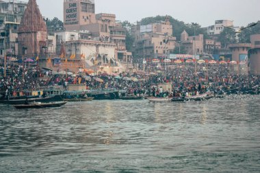 Varanasi Hindistan 14 Kasım 2018 Kızılderililer insanlar katılıyor ve gecenin gündoğumu sırasında Dev Deepavali Ganj Nehri kıyısında kutluyor bilinmeyenli görünümünü