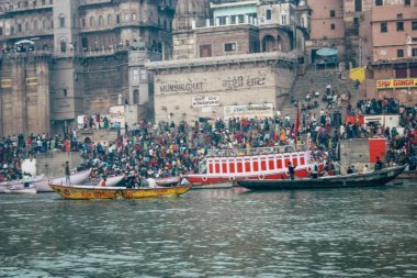Varanasi Hindistan 14 Kasım 2018 Kızılderililer insanlar katılıyor ve gecenin gündoğumu sırasında Dev Deepavali Ganj Nehri kıyısında kutluyor bilinmeyenli görünümünü