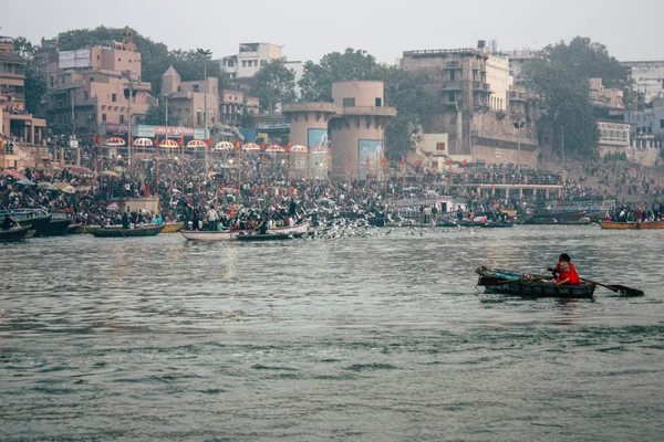 Varanasi India Novembre 2018 Veduta Indiani Sconosciuti Che Assistono Celebrano — Foto Stock