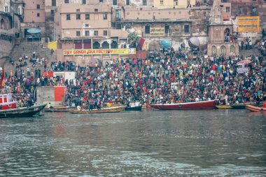 Varanasi Hindistan 14 Kasım 2018 Kızılderililer insanlar katılıyor ve gecenin gündoğumu sırasında Dev Deepavali Ganj Nehri kıyısında kutluyor bilinmeyenli görünümünü