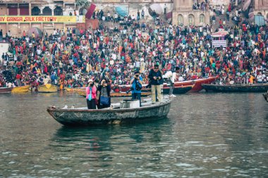 Varanasi Hindistan 14 Kasım 2018 Kızılderililer insanlar katılıyor ve gecenin gündoğumu sırasında Dev Deepavali Ganj Nehri kıyısında kutluyor bilinmeyenli görünümünü