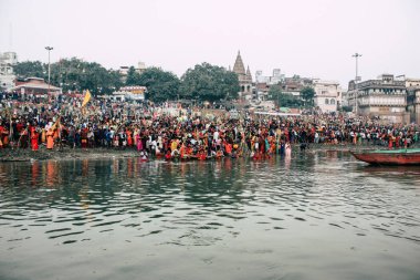 Varanasi Hindistan 14 Kasım 2018 Kızılderililer insanlar katılıyor ve gecenin gündoğumu sırasında Dev Deepavali Ganj Nehri kıyısında kutluyor bilinmeyenli görünümünü