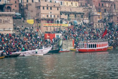 Varanasi Hindistan 14 Kasım 2018 Kızılderililer insanlar katılıyor ve gecenin gündoğumu sırasında Dev Deepavali Ganj Nehri kıyısında kutluyor bilinmeyenli görünümünü