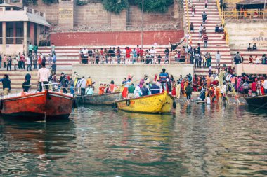 Varanasi Hindistan 14 Kasım 2018 Kızılderililer insanlar katılıyor ve gecenin gündoğumu sırasında Dev Deepavali Ganj Nehri kıyısında kutluyor bilinmeyenli görünümünü