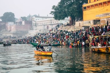 Varanasi Hindistan 14 Kasım 2018 Kızılderililer insanlar katılıyor ve gecenin gündoğumu sırasında Dev Deepavali Ganj Nehri kıyısında kutluyor bilinmeyenli görünümünü