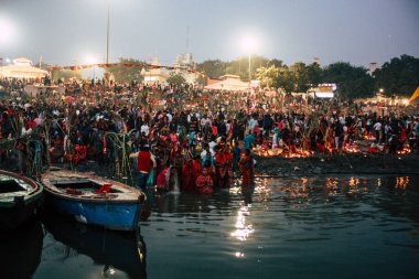 Varanasi Hindistan 14 Kasım 2018 Kızılderililer insanlar katılıyor ve gecenin gündoğumu sırasında Dev Deepavali Ganj Nehri kıyısında kutluyor bilinmeyenli görünümünü