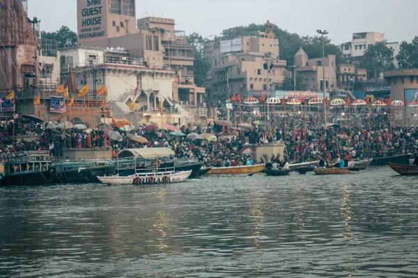 2018年11月14日 在日出期间 在恒河岸边参加并庆祝 Dev Deepavali 的印第安人的观点 — 图库照片