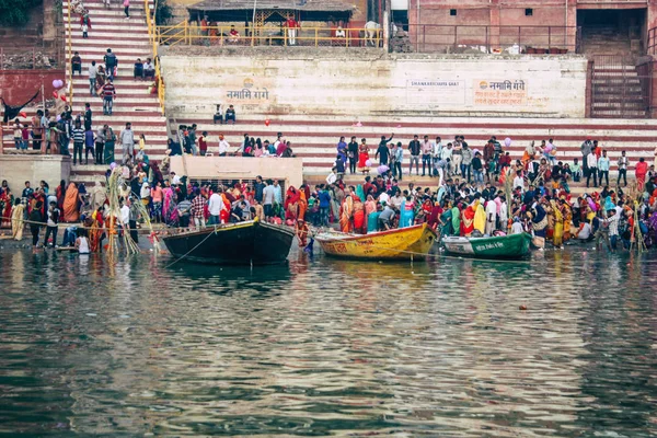 Varanasi India Novembre 2018 Veduta Indiani Sconosciuti Che Assistono Celebrano — Foto Stock