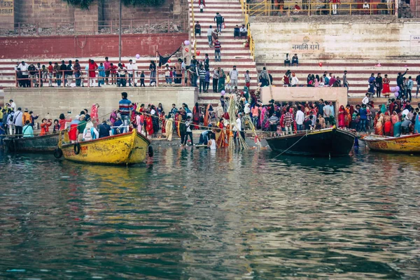 Varanasi India Novembre 2018 Veduta Indiani Sconosciuti Che Assistono Celebrano — Foto Stock