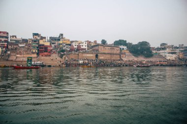 Varanasi Hindistan 14 Kasım 2018 Kızılderililer insanlar katılıyor ve gecenin gündoğumu sırasında Dev Deepavali Ganj Nehri kıyısında kutluyor bilinmeyenli görünümünü