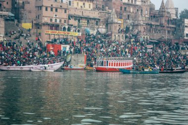 Varanasi Hindistan 14 Kasım 2018 Kızılderililer insanlar katılıyor ve gecenin gündoğumu sırasında Dev Deepavali Ganj Nehri kıyısında kutluyor bilinmeyenli görünümünü