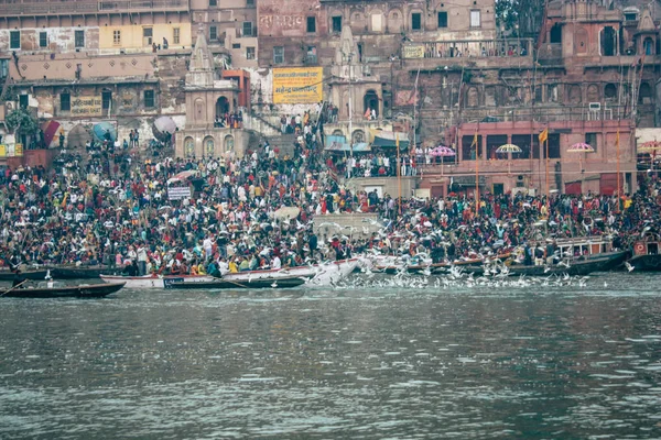 Varanasi Hindistan Kasım 2018 Kızılderililer Insanlar Katılıyor Gecenin Gündoğumu Sırasında — Stok fotoğraf
