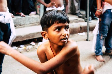 Varanasi Hindistan 17 Kasım 2018 bilinmeyenli Şii Müslümanlar görünümünü kullanın zincirleri ve bıçaklar sırasında ritüel kendini Zekat Imam Husain kutlama, sabahları Aşure anmalar Varanasi Arap bölgesi içinde bir parçası olarak