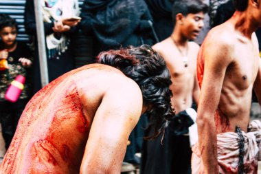 Varanasi Hindistan 17 Kasım 2018 bilinmeyenli Şii Müslümanlar görünümünü kullanın zincirleri ve bıçaklar sırasında ritüel kendini Zekat Imam Husain kutlama, sabahları Aşure anmalar Varanasi Arap bölgesi içinde bir parçası olarak