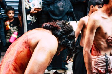 Varanasi Hindistan 17 Kasım 2018 bilinmeyenli Şii Müslümanlar görünümünü kullanın zincirleri ve bıçaklar sırasında ritüel kendini Zekat Imam Husain kutlama, sabahları Aşure anmalar Varanasi Arap bölgesi içinde bir parçası olarak