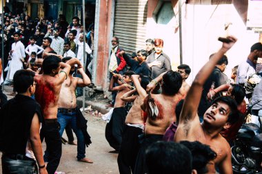 Varanasi Hindistan 17 Kasım 2018 bilinmeyenli Şii Müslümanlar görünümünü kullanın zincirleri ve bıçaklar sırasında ritüel kendini Zekat Imam Husain kutlama, sabahları Aşure anmalar Varanasi Arap bölgesi içinde bir parçası olarak