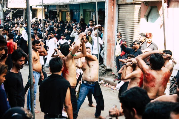 瓦拉纳西印度2018年11月17日什叶派穆斯林的不知道的观点使用链和刀片在仪式自我鞭打作为伊玛目胡森庆祝活动的一部分 阿舒拉纪念在阿拉伯区瓦拉纳西上午 — 图库照片