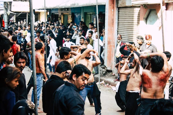 バラナシ インド 2018 日未知数シーア派イスラム教徒のビュー使用チェーンとブレード自責の儀式中にイマーム フサインの祭典 朝バラナシのアラビア地区に阿修羅の記念行事の一環として — ストック写真