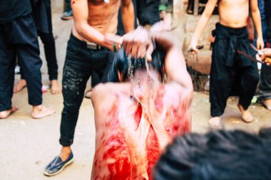 Varanasi Hindistan 17 Kasım 2018 bilinmeyenli Şii Müslümanlar görünümünü kullanın zincirleri ve bıçaklar sırasında ritüel kendini Zekat Imam Husain kutlama, sabahları Aşure anmalar Varanasi Arap bölgesi içinde bir parçası olarak