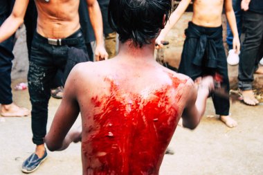 Varanasi Hindistan 17 Kasım 2018 bilinmeyenli Şii Müslümanlar görünümünü kullanın zincirleri ve bıçaklar sırasında ritüel kendini Zekat Imam Husain kutlama, sabahları Aşure anmalar Varanasi Arap bölgesi içinde bir parçası olarak