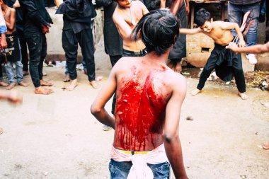 Varanasi Hindistan 17 Kasım 2018 bilinmeyenli Şii Müslümanlar görünümünü kullanın zincirleri ve bıçaklar sırasında ritüel kendini Zekat Imam Husain kutlama, sabahları Aşure anmalar Varanasi Arap bölgesi içinde bir parçası olarak