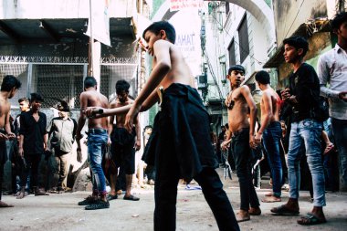 Varanasi Hindistan 17 Kasım 2018 bilinmeyenli Şii Müslümanlar görünümünü kullanın zincirleri ve bıçaklar sırasında ritüel kendini Zekat Imam Husain kutlama, sabahları Aşure anmalar Varanasi Arap bölgesi içinde bir parçası olarak