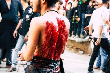 Varanasi Hindistan 17 Kasım 2018 bilinmeyenli Şii Müslümanlar görünümünü kullanın zincirleri ve bıçaklar sırasında ritüel kendini Zekat Imam Husain kutlama, sabahları Aşure anmalar Varanasi Arap bölgesi içinde bir parçası olarak