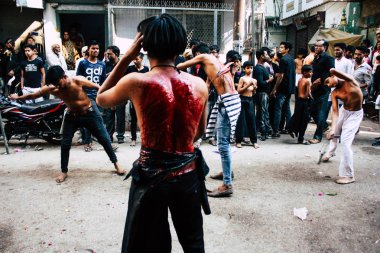 Varanasi Hindistan 17 Kasım 2018 bilinmeyenli Şii Müslümanlar görünümünü kullanın zincirleri ve bıçaklar sırasında ritüel kendini Zekat Imam Husain kutlama, sabahları Aşure anmalar Varanasi Arap bölgesi içinde bir parçası olarak