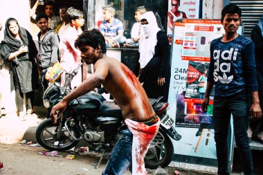 Varanasi Hindistan 17 Kasım 2018 bilinmeyenli Şii Müslümanlar görünümünü kullanın zincirleri ve bıçaklar sırasında ritüel kendini Zekat Imam Husain kutlama, sabahları Aşure anmalar Varanasi Arap bölgesi içinde bir parçası olarak