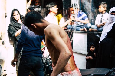 Varanasi Hindistan 17 Kasım 2018 bilinmeyenli Şii Müslümanlar görünümünü kullanın zincirleri ve bıçaklar sırasında ritüel kendini Zekat Imam Husain kutlama, sabahları Aşure anmalar Varanasi Arap bölgesi içinde bir parçası olarak