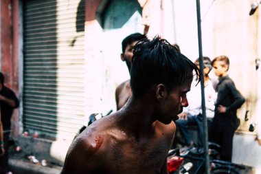 Varanasi Hindistan 17 Kasım 2018 bilinmeyenli Şii Müslümanlar görünümünü kullanın zincirleri ve bıçaklar sırasında ritüel kendini Zekat Imam Husain kutlama, sabahları Aşure anmalar Varanasi Arap bölgesi içinde bir parçası olarak