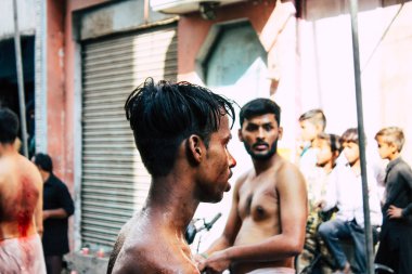 Varanasi Hindistan 17 Kasım 2018 bilinmeyenli Şii Müslümanlar görünümünü kullanın zincirleri ve bıçaklar sırasında ritüel kendini Zekat Imam Husain kutlama, sabahları Aşure anmalar Varanasi Arap bölgesi içinde bir parçası olarak